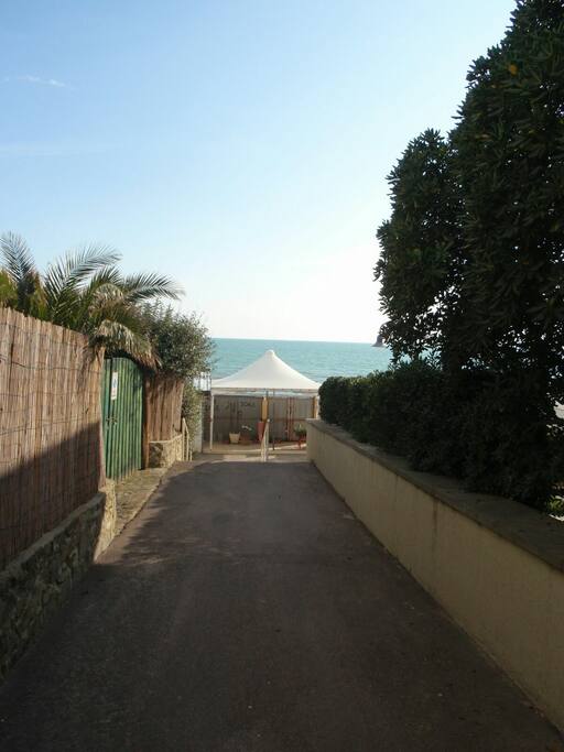 vista dalla finestra del soggiorno, pochi passi alla spiaggia