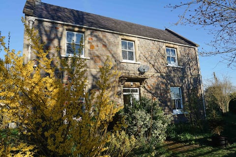 Picturesque Spacious Country Cottage near airport