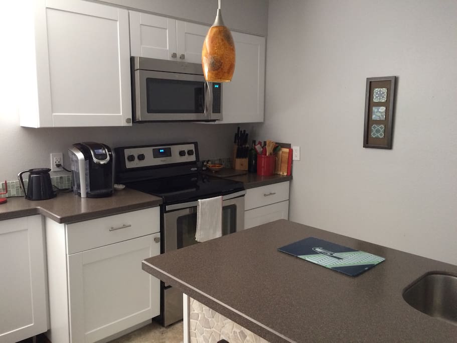 Full kitchen with Keurig. Complimentary k-cups & creamer.