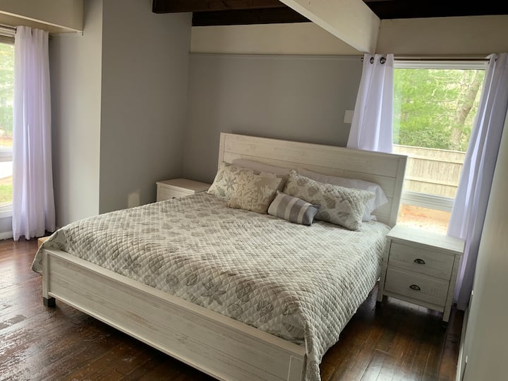 Dormitorio 1 en el nivel 1: dormitorio principal con cama tamaño king y baño completo en suite.