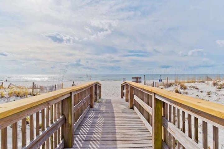 ON THE BEACH ISR669-Walk to Sea n Suds, Great View