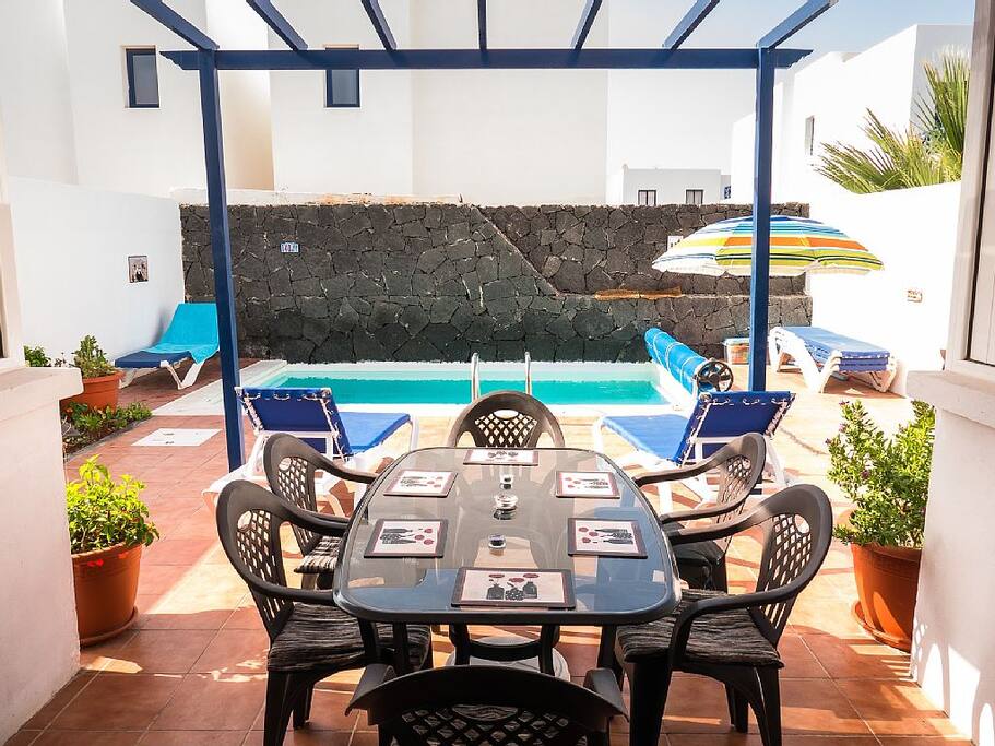 Alfresco dining by pool