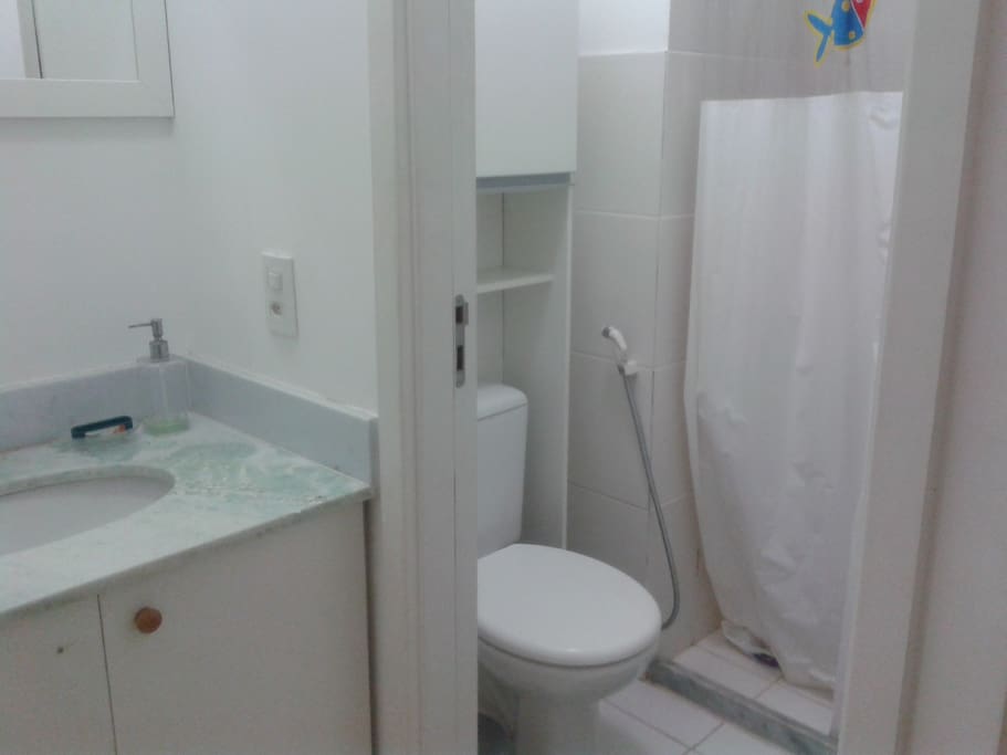 Banheiro e lavabo.
