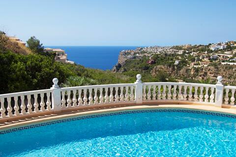 CASA VIDA, charming villa with sea views.