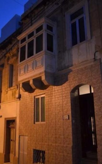 Triq St. Rita, incredibly quiet since only 50m from the Strand. Maltese balcony is in the big bedroom.