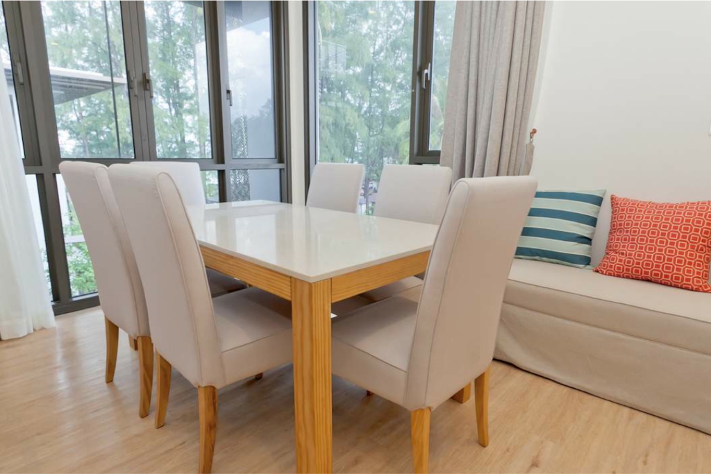 Dining room, sits 6 people