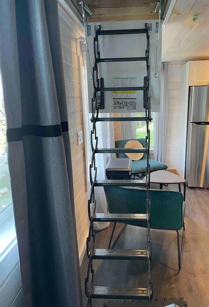 Escalera loft retráctil que se puede dejar doblada para restringir el acceso a los niños. Capacidad de capacidad de 250 libras, resistente, manijas a los lados.