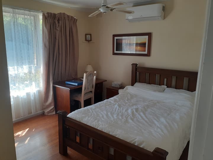 Chambre. Lit double. Matelas de bonne qualité. Système divisé pour le refroidissement et le chauffage.