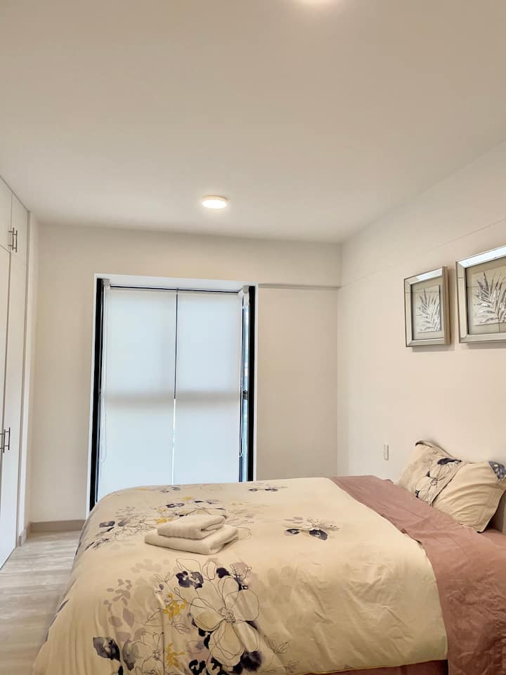 غرفة النوم الرئيسية. يشمل الحمام والمكتب.