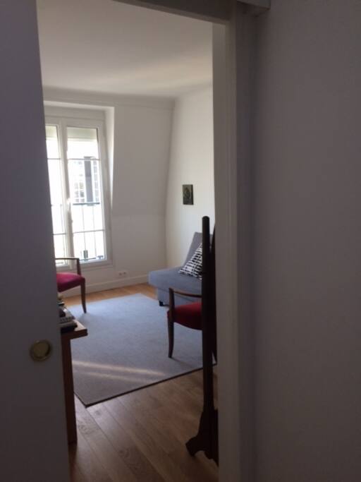 Entrée et vue sur le salon