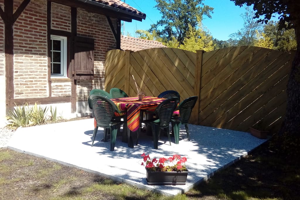 Terrasse cimentée avec palissade pour un jardin plus intime