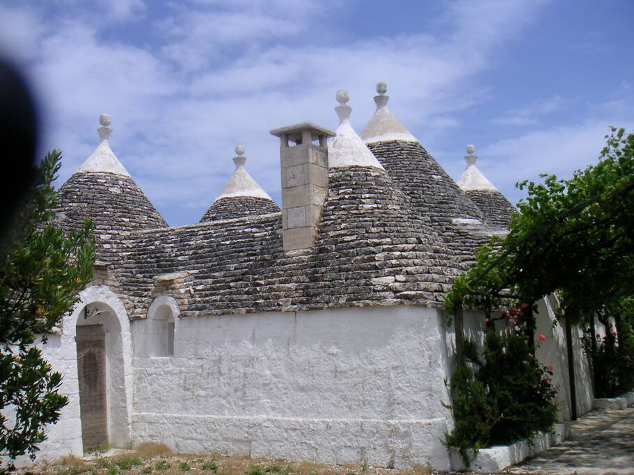 LA CUPOLA DEL TRULLO RISTRUTTURATO PER CONSERVARE L'ORIGINALE STRUTTURA ULTRA-CENTENARIA_ESTERNO