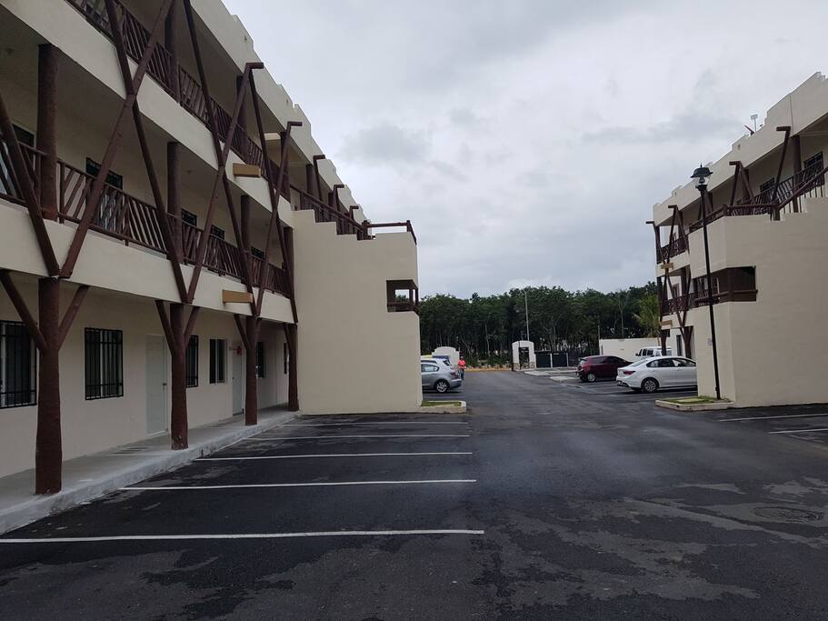 amplio estacionamiento en zona eco-organica tranquila con areas de gimnasio pet friendly, y zonas infantiles seguras con seguridad 24horas porton de seguridad electrico.