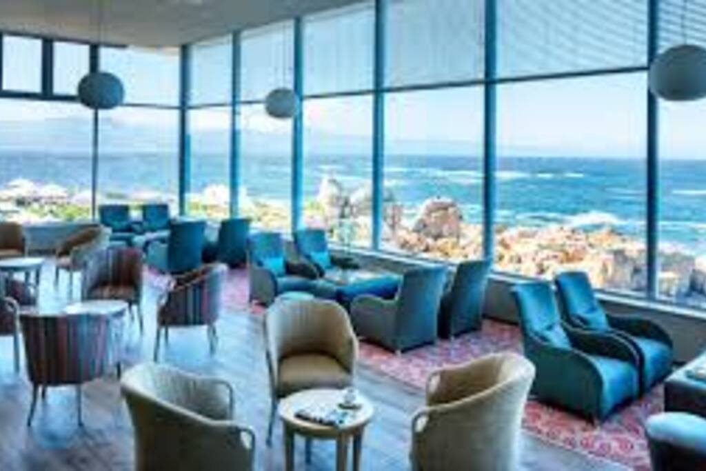 Lunch/Breakfast over the ocean