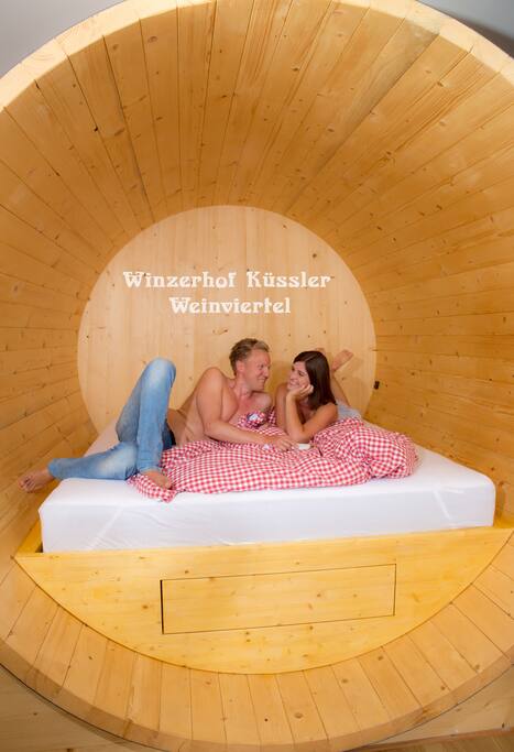 Schlafen im 9000 Liter Weinfass