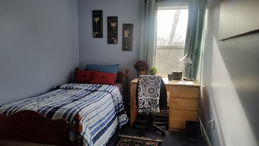Quiet, cozy bedroom near UCONN