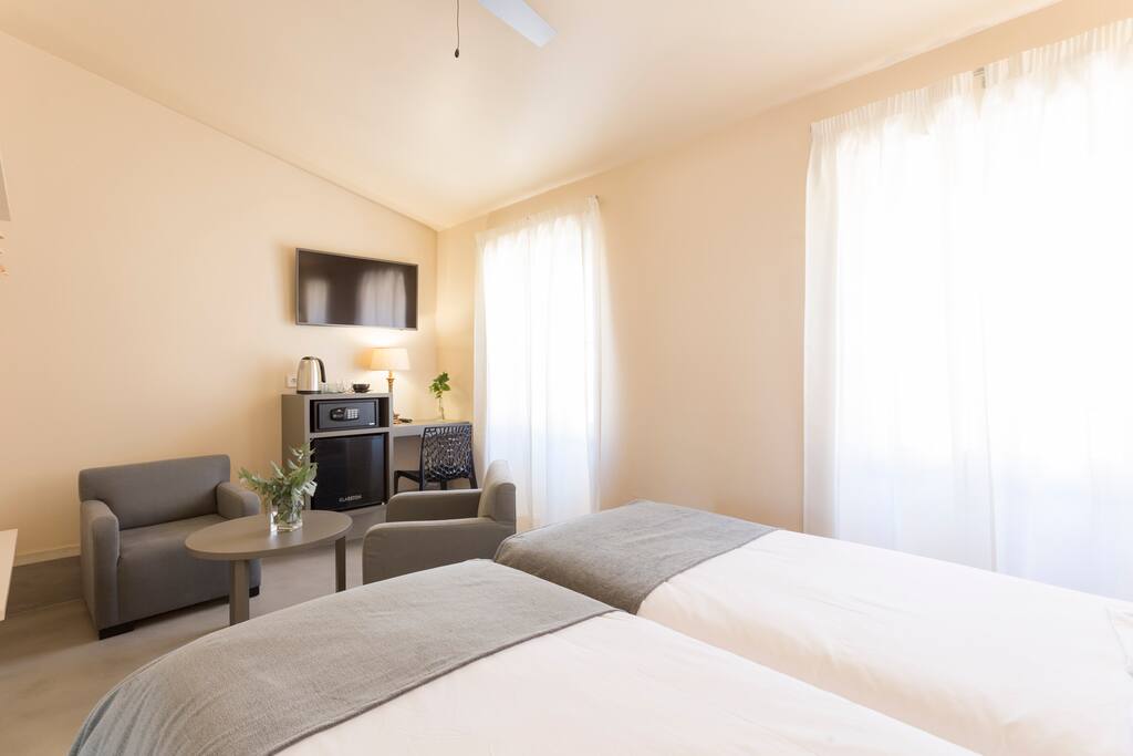 Double bedroom with twin beds and Smart TV with Netflix installed.