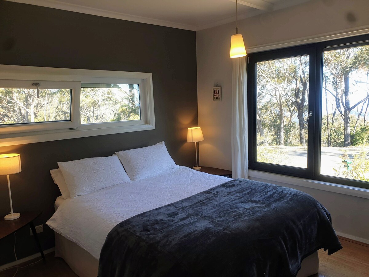 Cama tamaño queen en el dormitorio principal