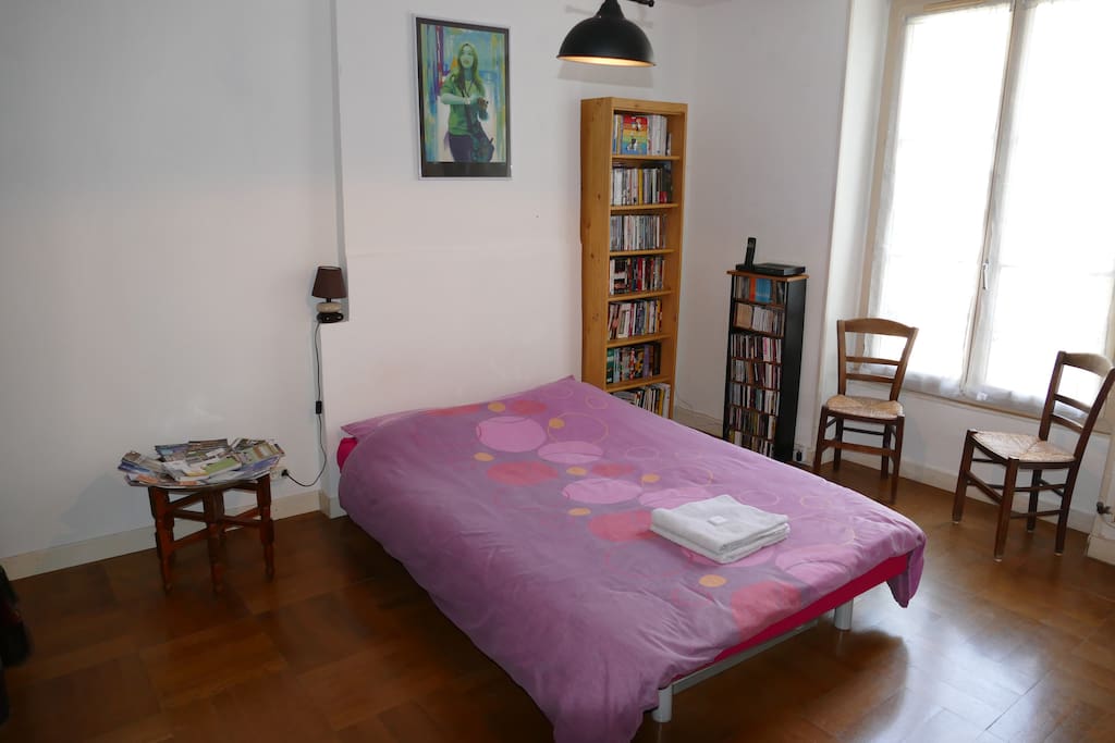La chambre, spacieuse, peut accueillir un lit enfant (non fourni). Elle donne sur notre cour. // The room is big, and you can add if you want a baby/child bed (nor provided).