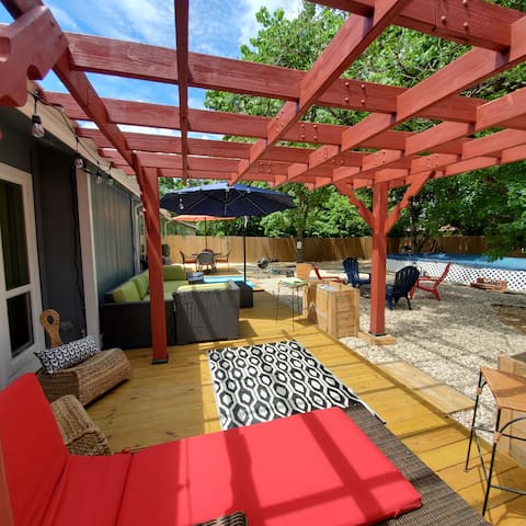 Party with Jaccuzi, Fire Pit, Grill and Games!