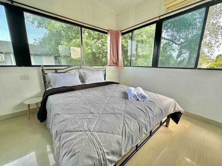 Spálňa 2 s pokojným výhľadom na okolie, aby ste sa zobudili uprostred prírody.