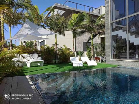 Heated beach pool and shopping 5 min away