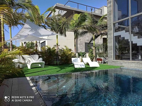 Heated pool, beach and shops 5 minutes away