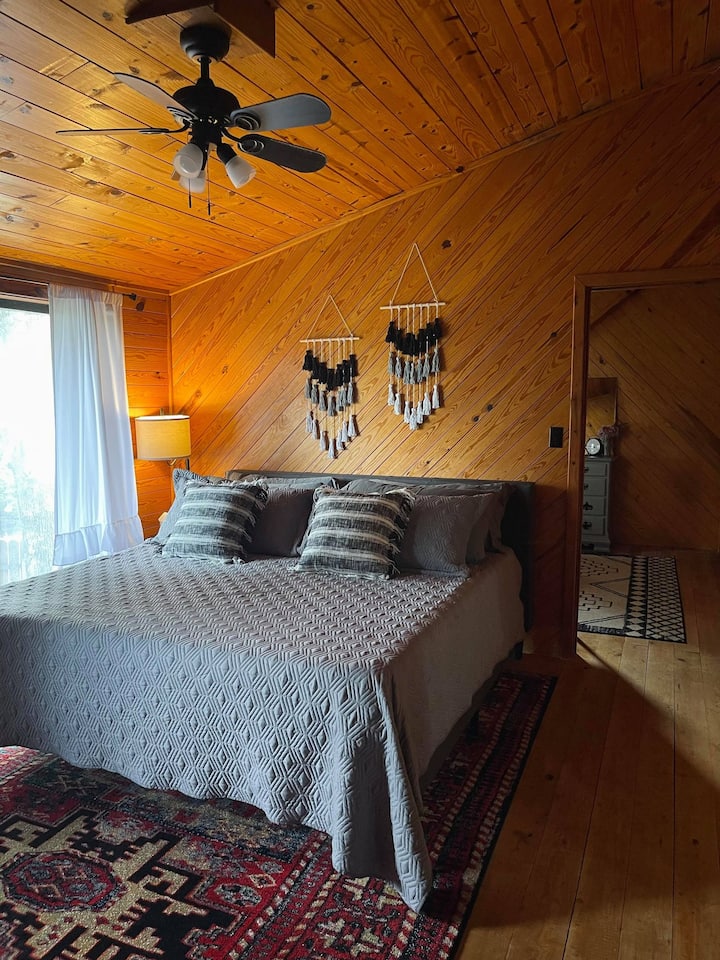 חדר שינה ראשון למעלה, חדר אמבטיה בדלת מקשרת