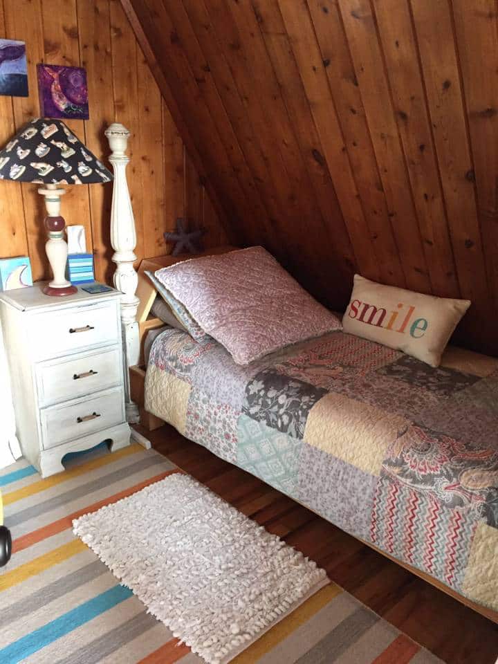Dormitorio pequeño con dos camas individuales