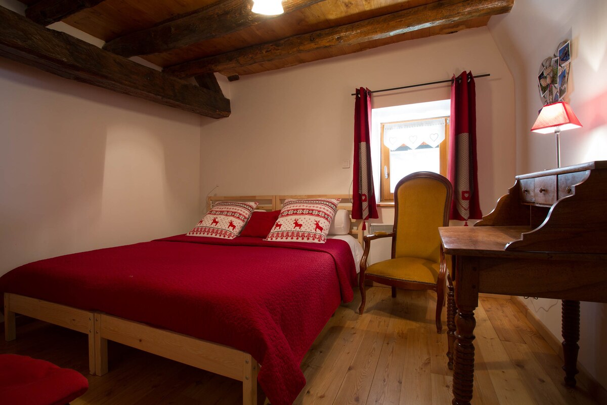 Première chambre au deuxième étage
(lit jumeau ou lit king)