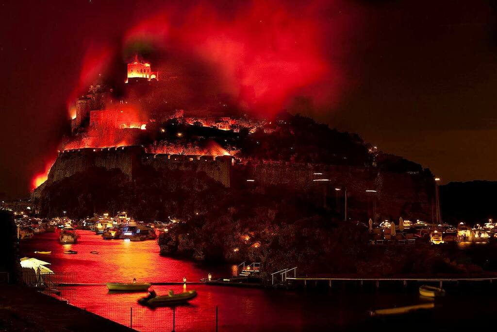 L'incendio del Castello Aragonese durante la festa di Sant'Anna visto da casa.