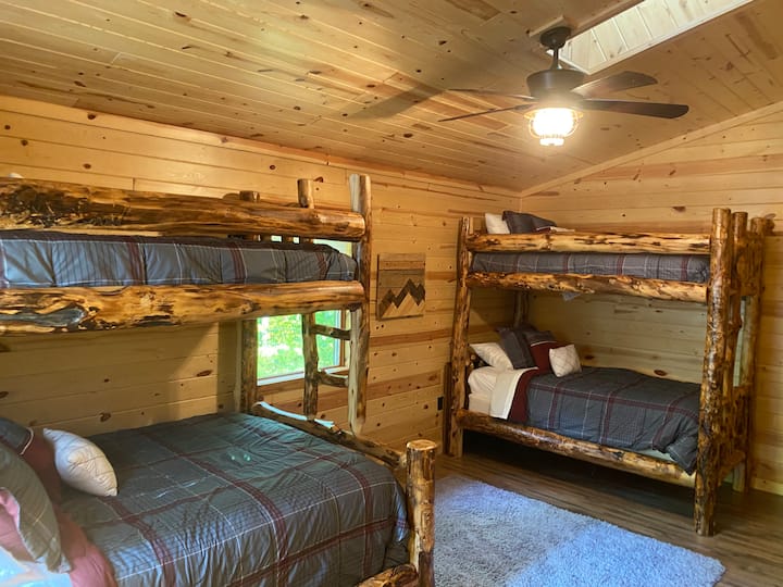 ห้องนอน 2 เตียงใหญ่ 1 เตียงเตียงเดี่ยว 3 เตียง