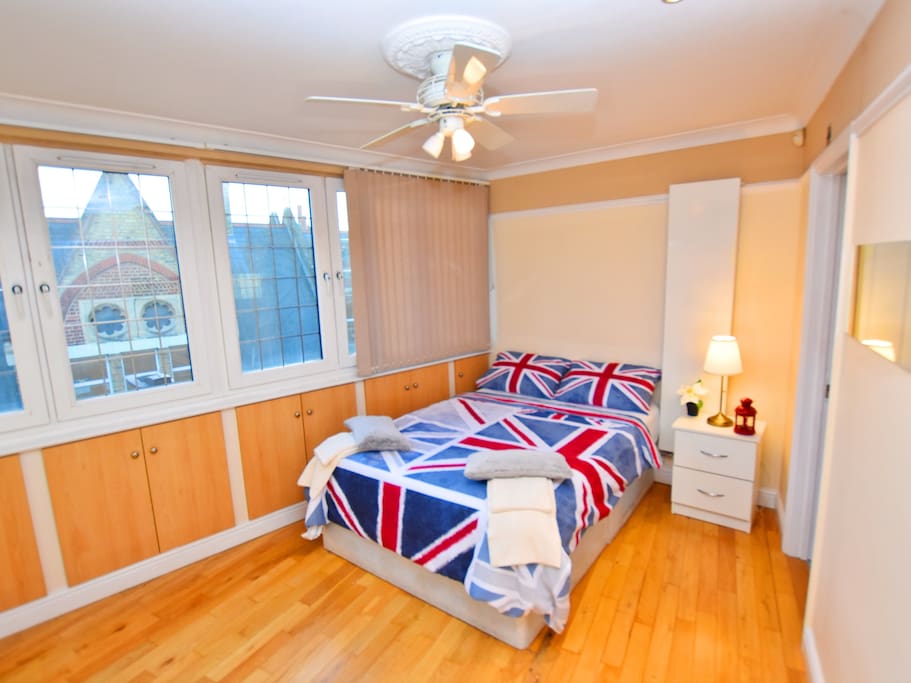 Photo: luxury double room with private bathroom.
Include: towels, bedding, wifi connection, 24/7 check in system and central heating.