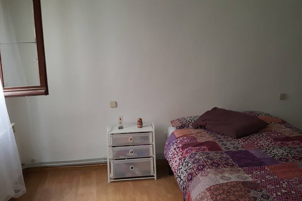 Habitación con cama doble