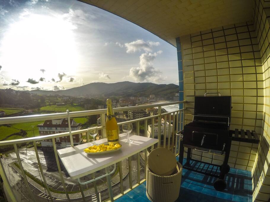 La barbacoa cuenta con abrebotellas y portabrasas para un fácil y seguro encendido. Se entrega con pinzas y nevera para mantener frías las bebidas. El carbón y el hielo son a cargo del huésped.