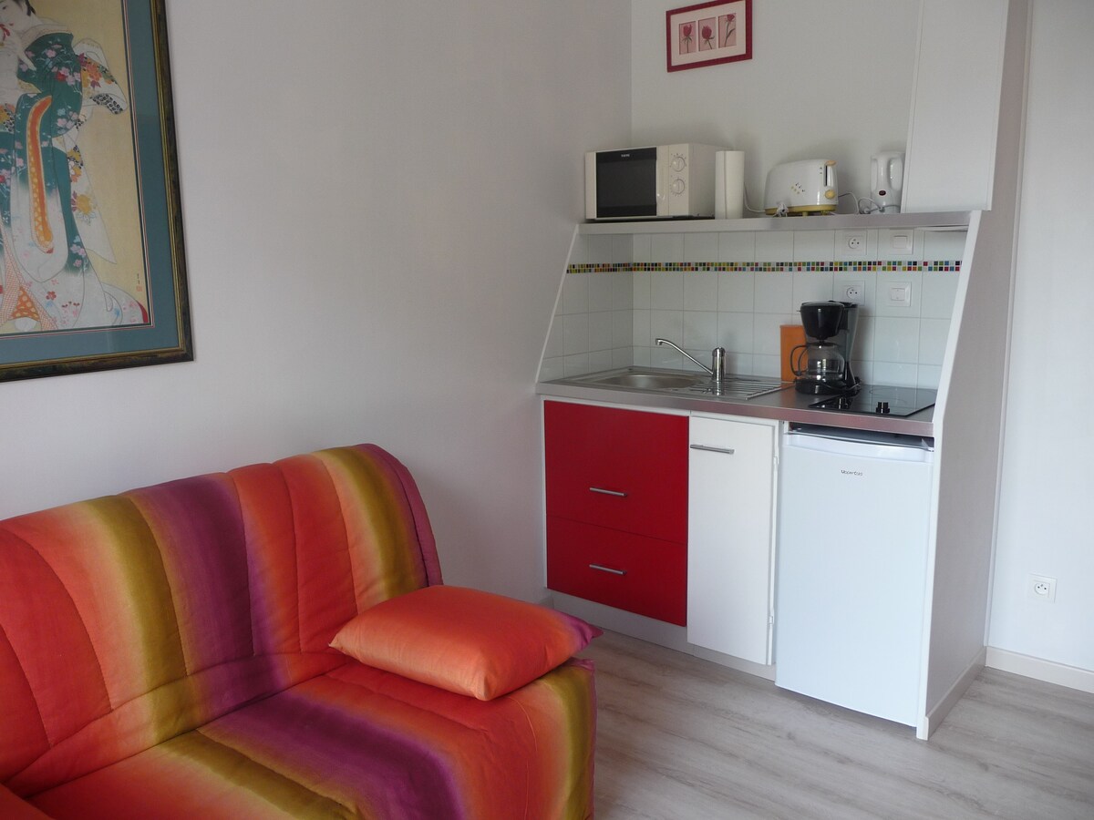 Top Airbnb: Studio apartment attached to Modern House à Archidiocèse De Poitiers
