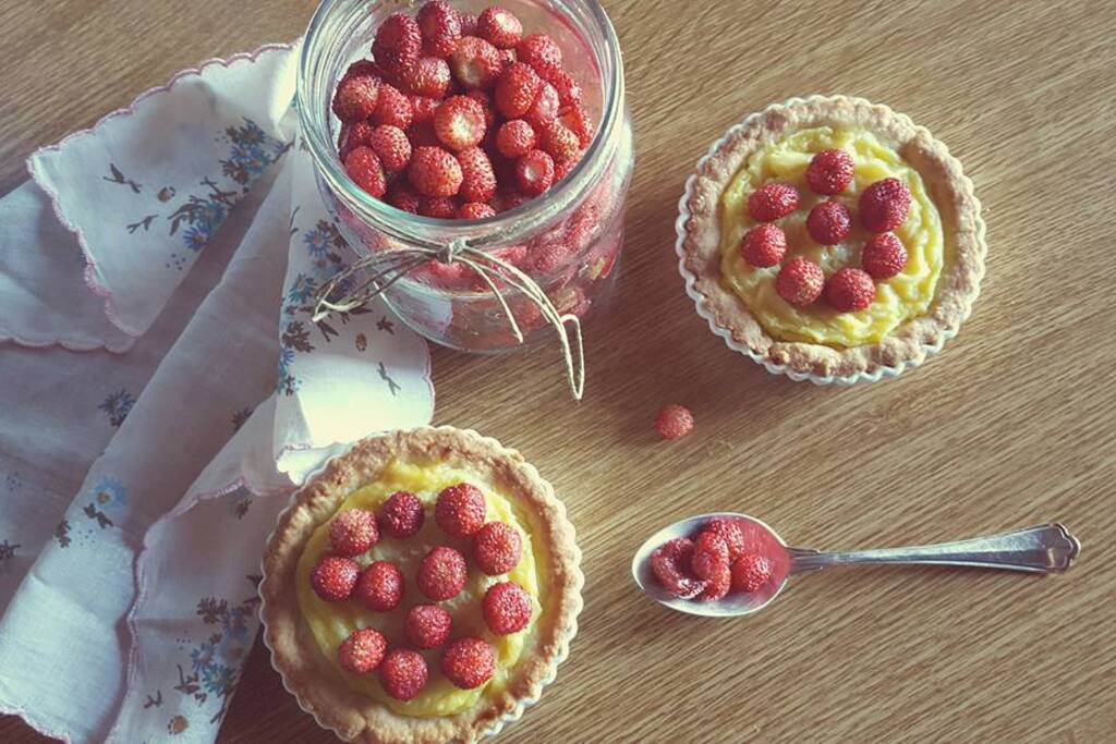Dolci fatti in casa con fragole di bosco