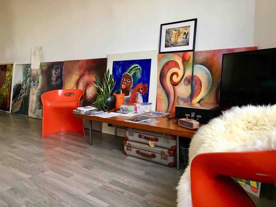 Netflix TV, vinyl turntable, Bose blue tooth Sound link and some paintings...