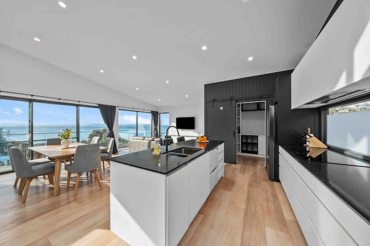 Waterfront luxury living/free parking