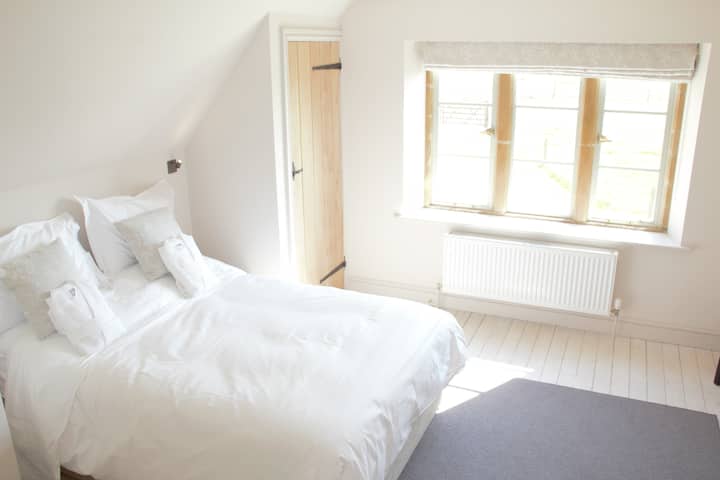 استرخ واستمتع بالمناظر الخلابة لحقول المراعي