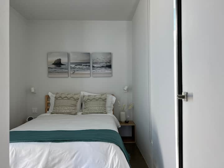 The master bedroom has a double bed, two side tables, two drawers for your shoes or personal items that slide out.  Decoration with a modern and relaxing touch.