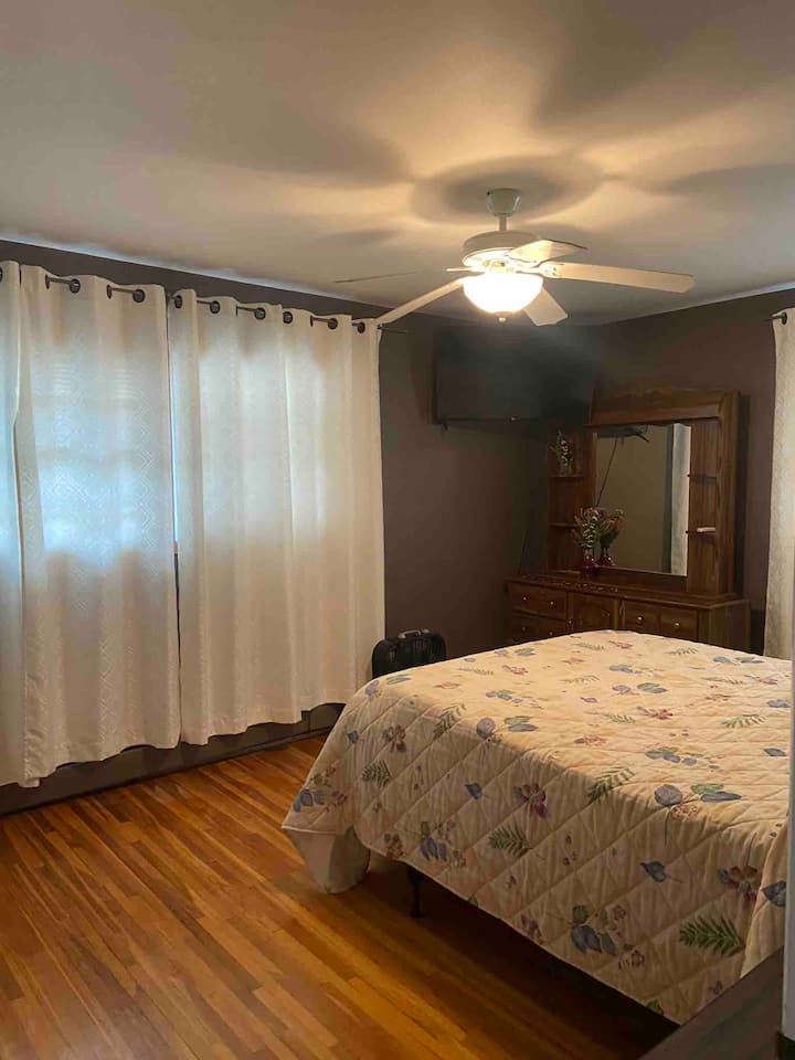 Chambre principale avec lit Queen Size