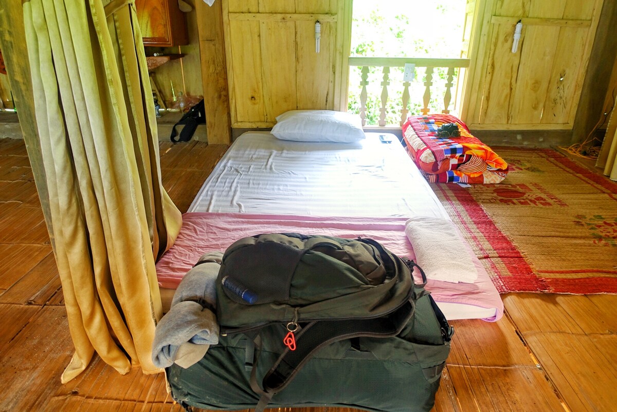 Un agencement de lit au sol typique. Il y a des prises de courant, des lumières personnelles et des rideaux d'intimité pour chaque lit. 