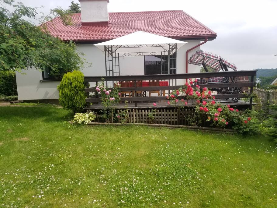 Widok na dom z ogrodu
