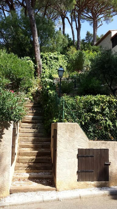 2ème accès, par le bas, escalier menant au mazet