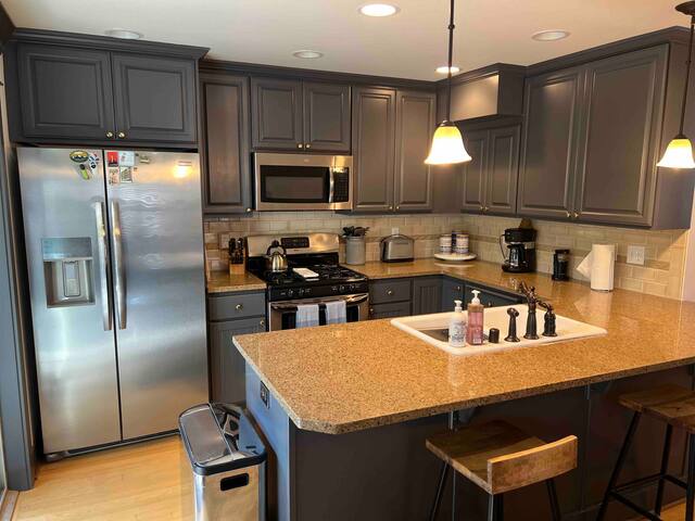 Seattle Magic (large Fremont home) 4.9 Rating gallery image 5