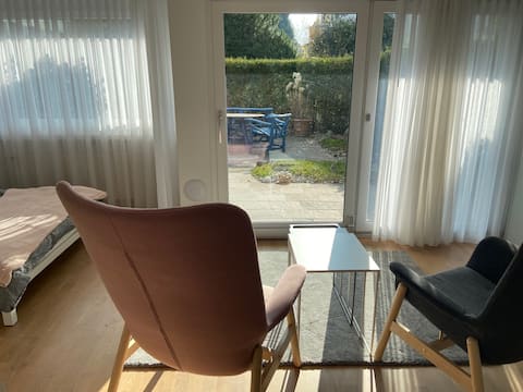 Spacious studio between airport and city