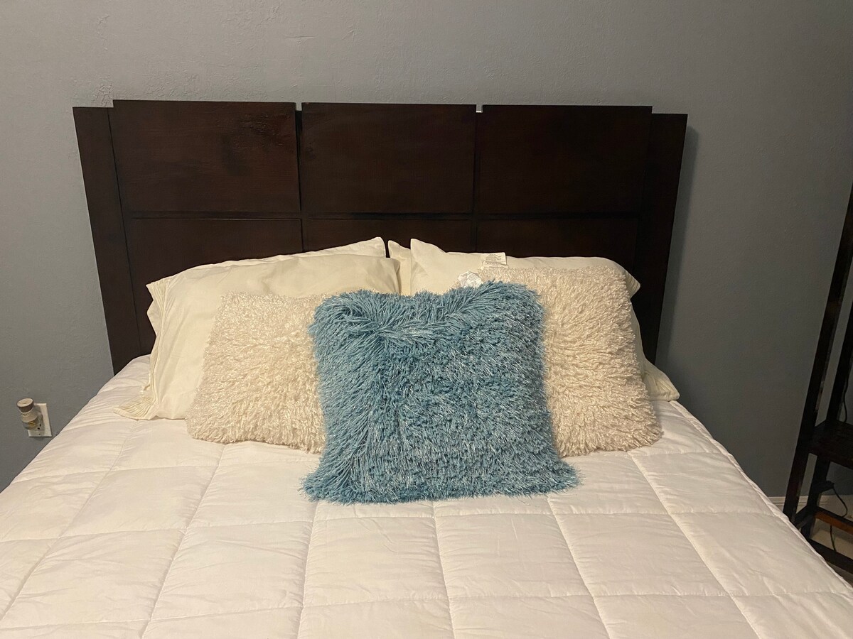 Manželská postel Queen.