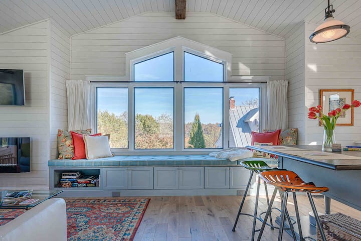 Window seat big enough to take a nap toe to toe!

Photo courtesy of Bob Souder - Sowder Group Marketing  + Media