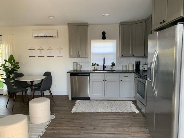 Cozy PNW 2 bedroom unit gallery image 5